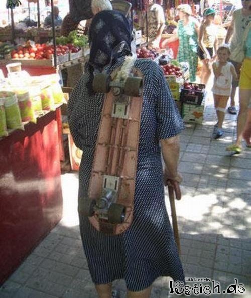 Oma mit Skateboard Oma mit Skateboard