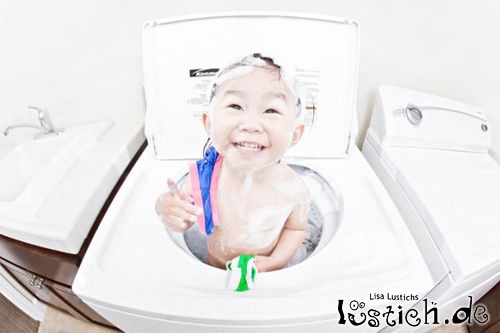Kind in der Waschmaschiene