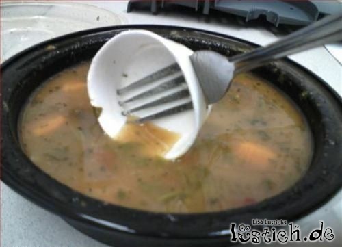 Suppe mit Gabel essen