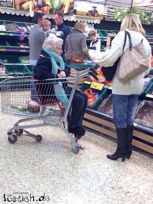Oma zum Einkaufen mitnehmen
